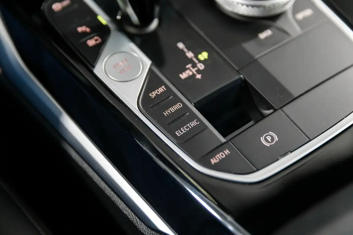 BMW 3 SERIES