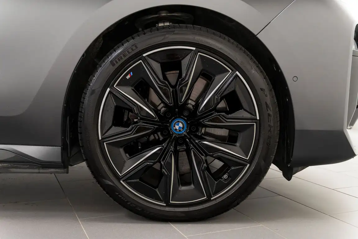 BMW I7