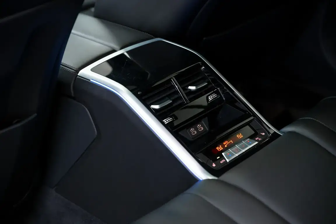 BMW 8 SERIES