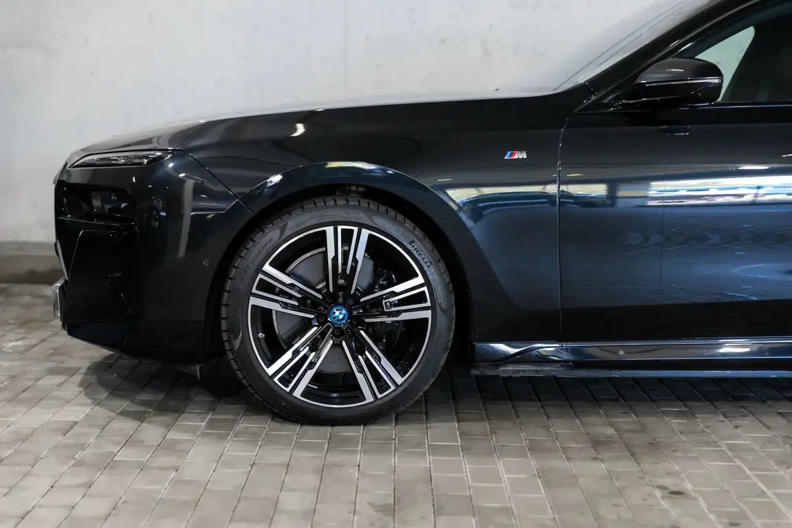 BMW I7