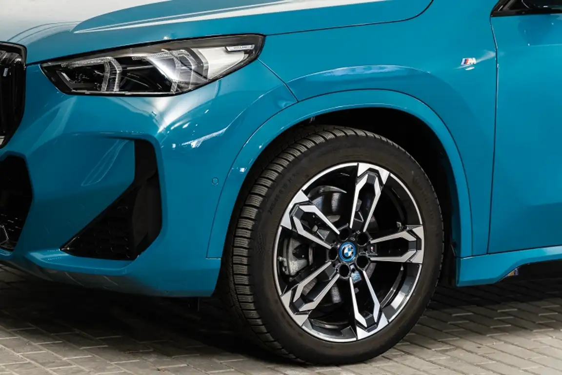 BMW IX1
