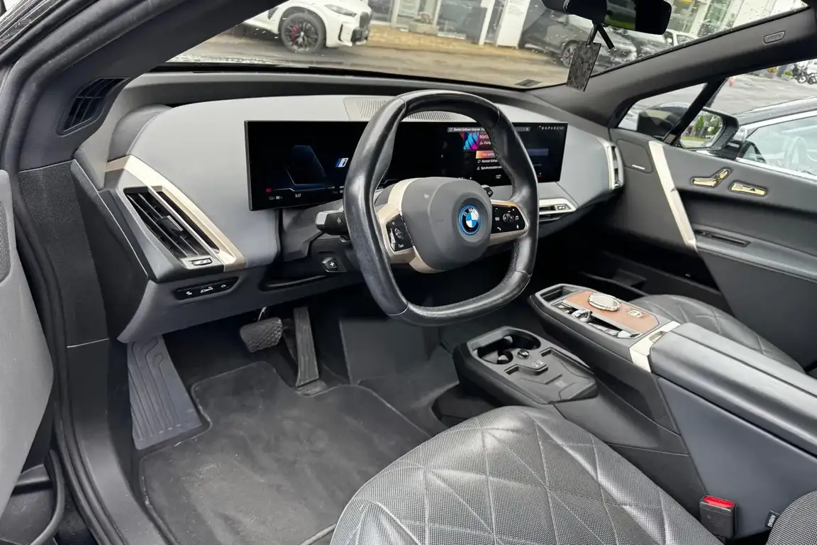 BMW IX