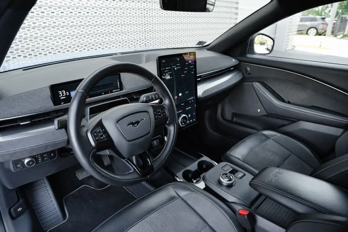 FORD MUSTANG