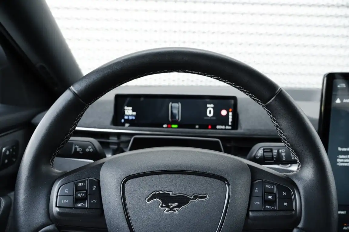 FORD MUSTANG