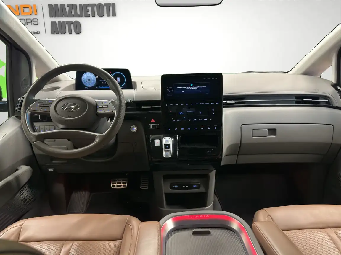 HYUNDAI STARIA