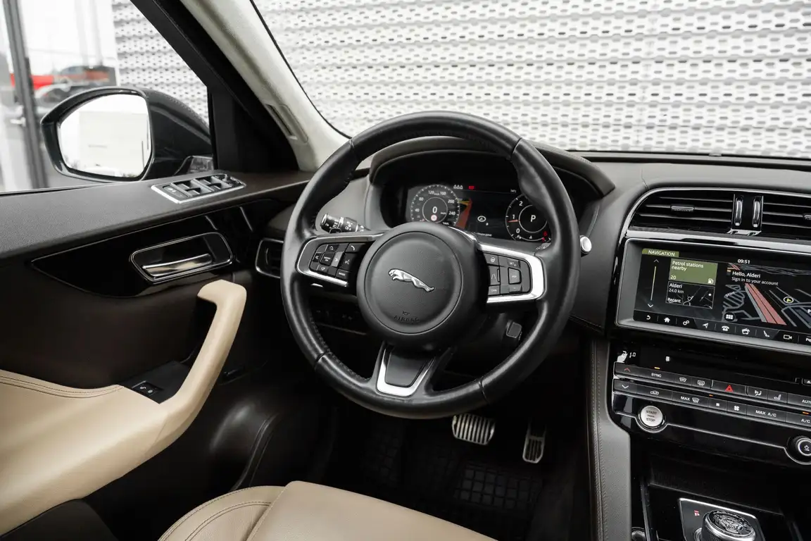 JAGUAR F-PACE