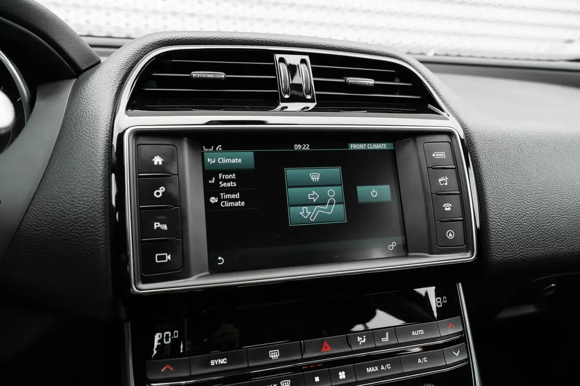 JAGUAR XE