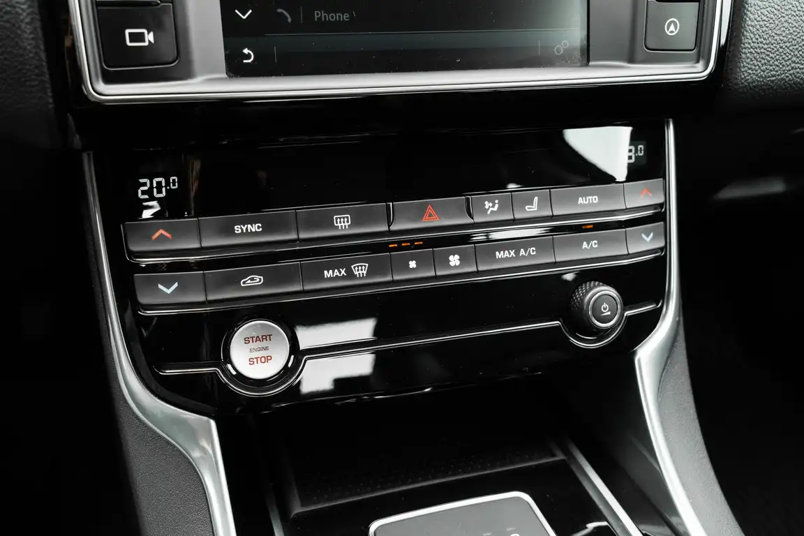 JAGUAR XE