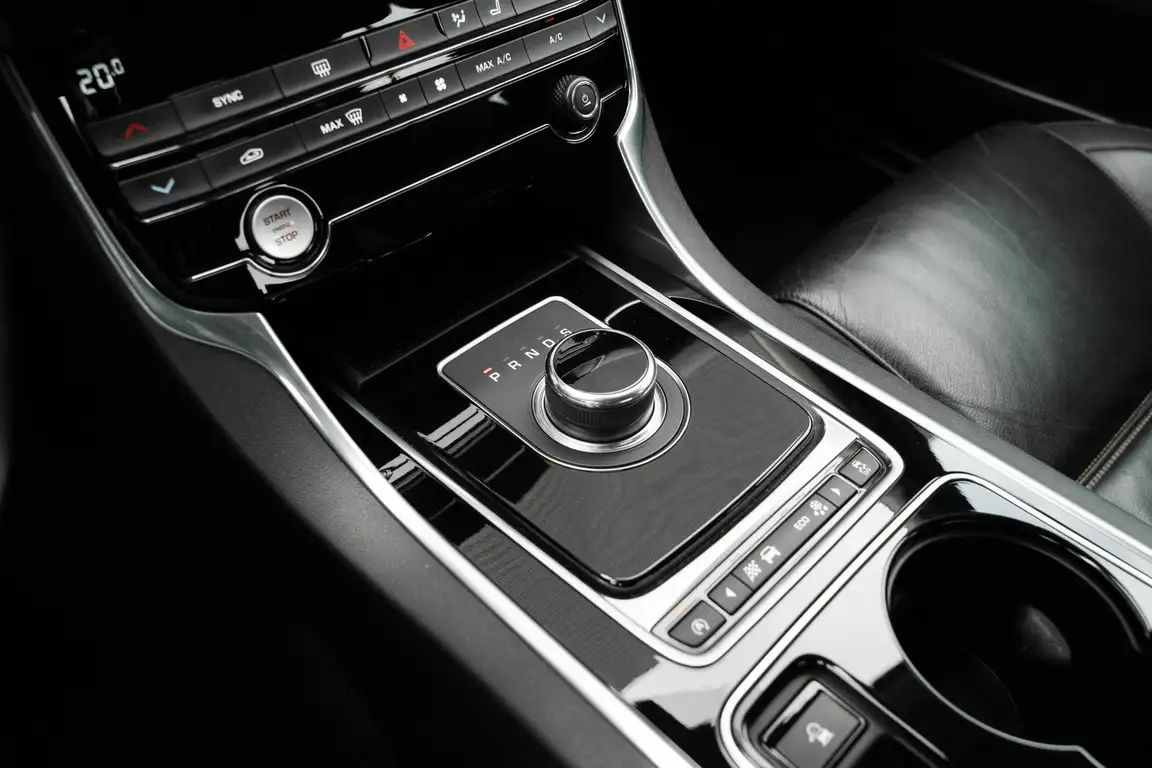 JAGUAR XE