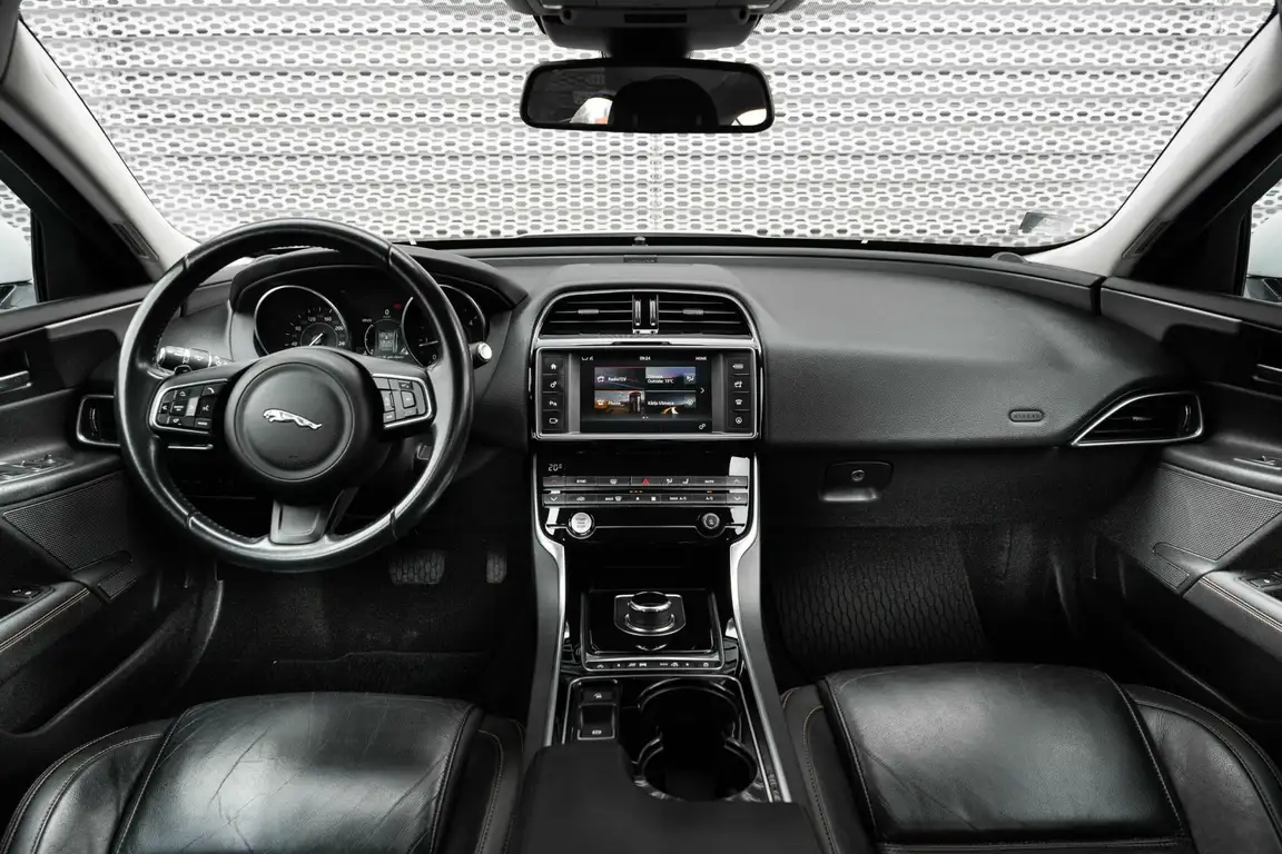 JAGUAR XE