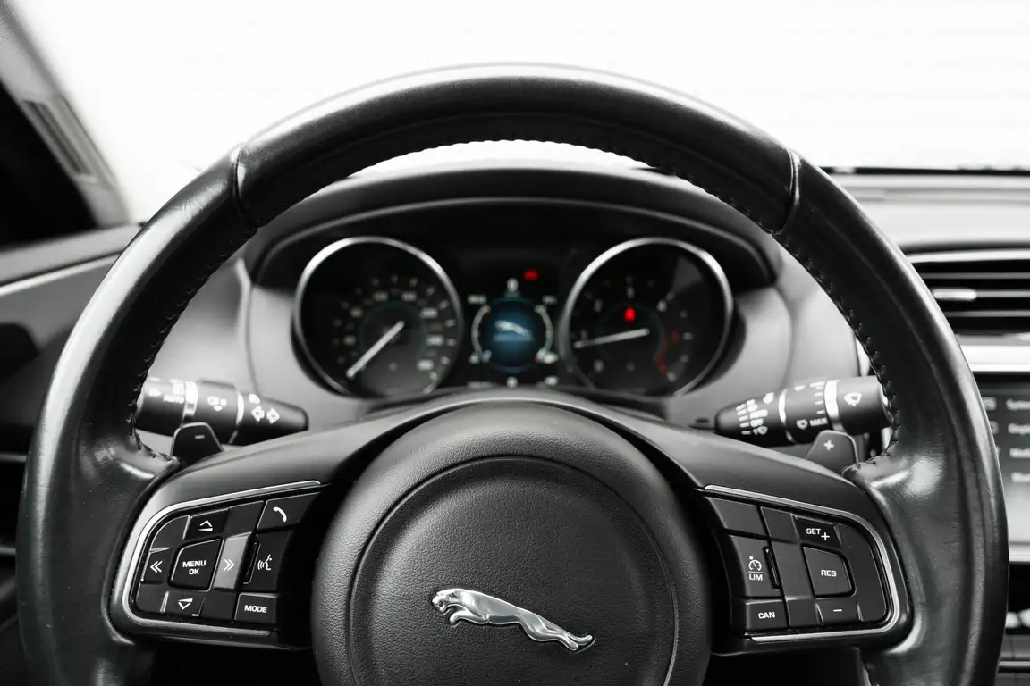 JAGUAR XE