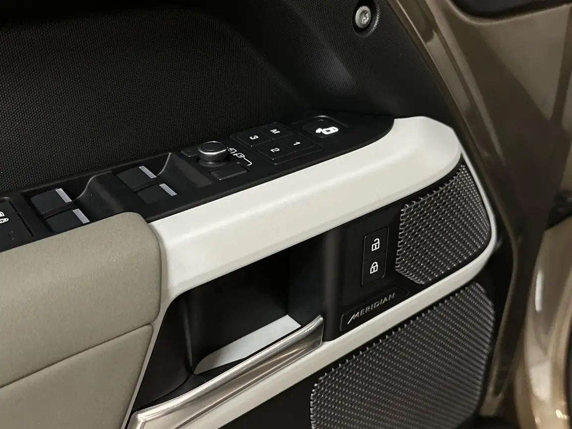 LAND ROVER DEFENDER