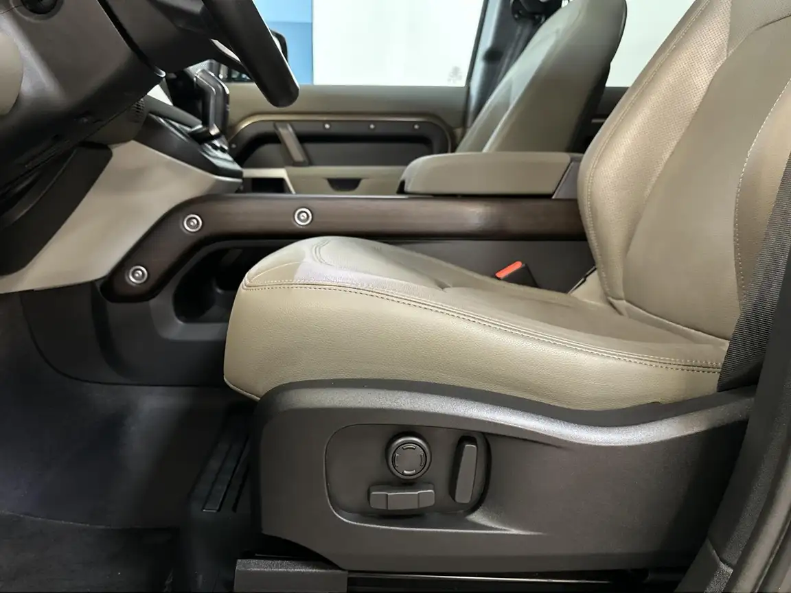 LAND ROVER DEFENDER