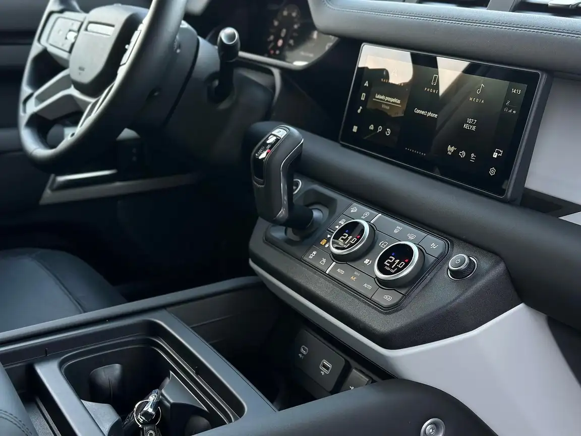 LAND ROVER DEFENDER