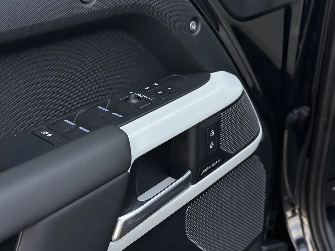 LAND ROVER DEFENDER