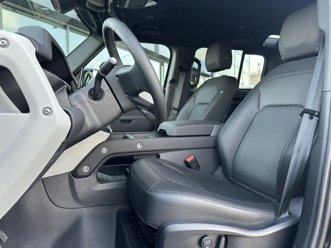 LAND ROVER DEFENDER