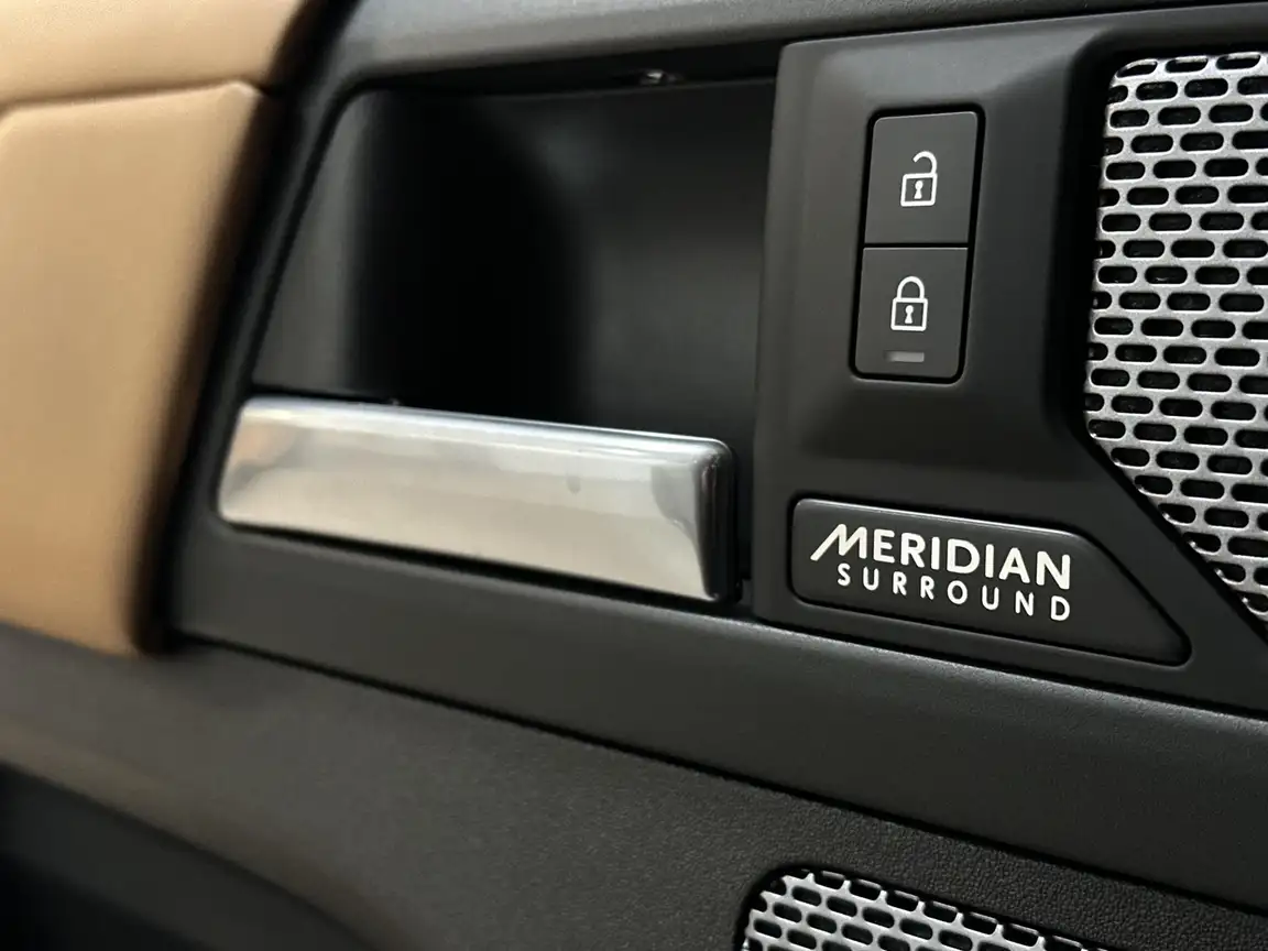 LAND ROVER DEFENDER