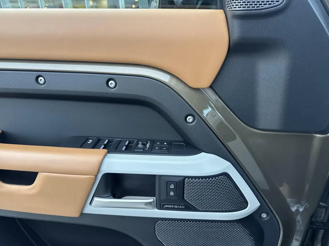 LAND ROVER DEFENDER