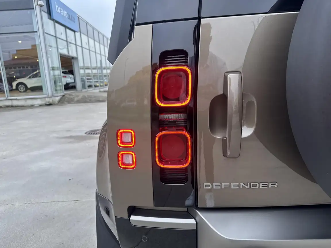 LAND ROVER DEFENDER