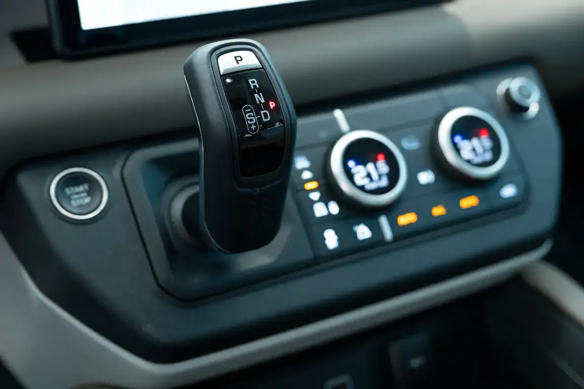 LAND ROVER DEFENDER