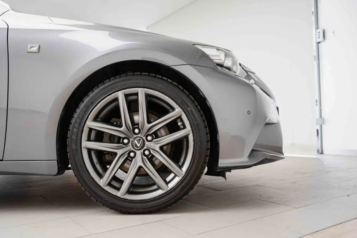 LEXUS IS