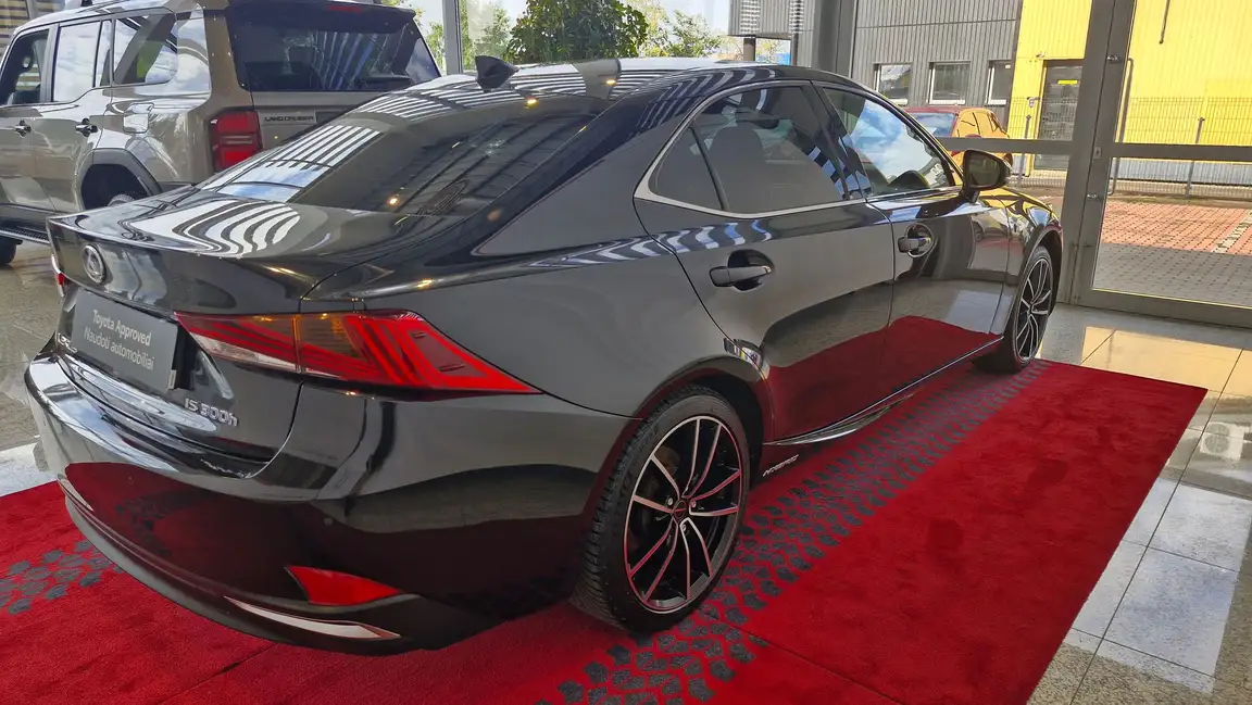 LEXUS IS