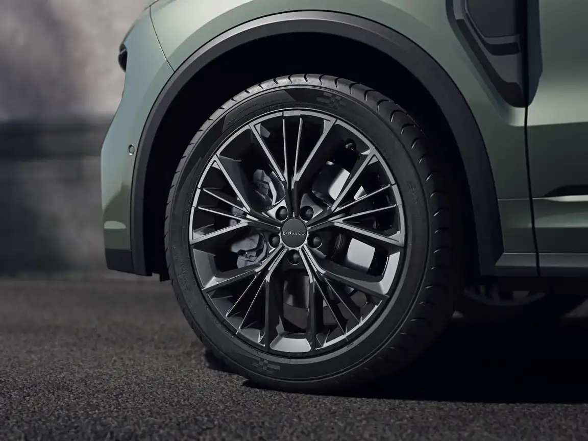 LYNK & CO 01