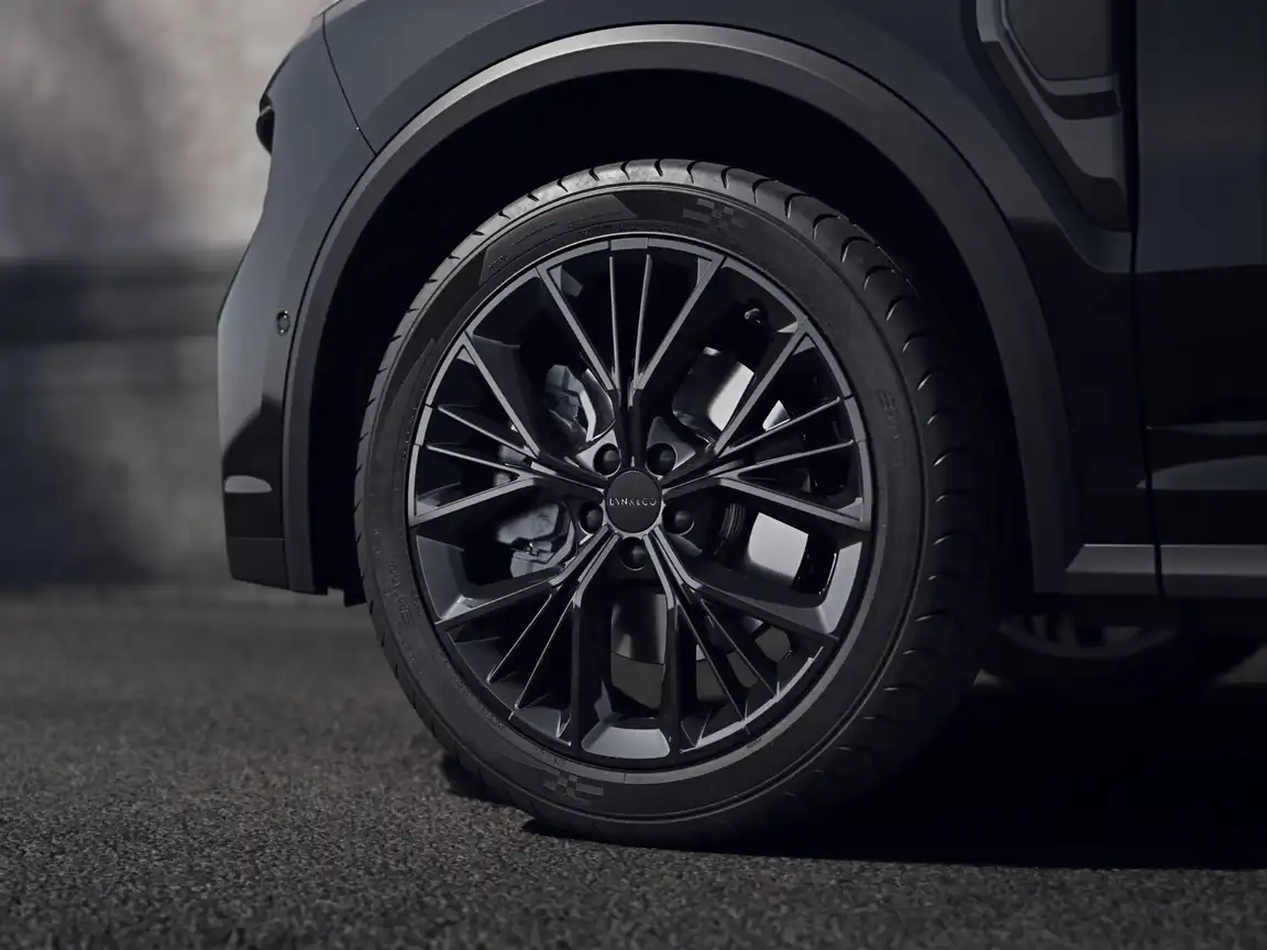 LYNK & CO 01
