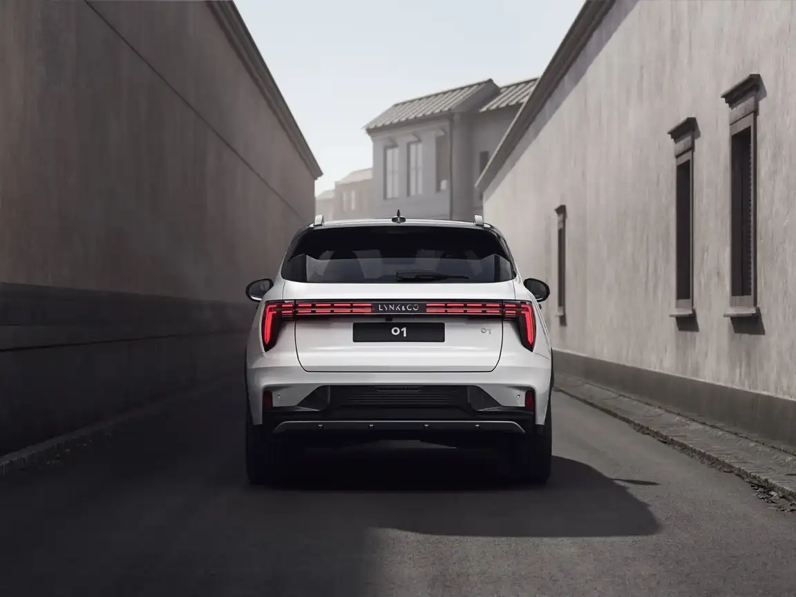 LYNK & CO 01