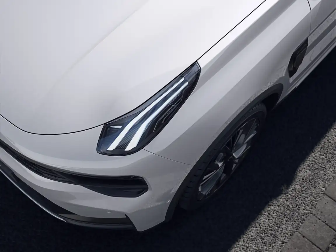 LYNK & CO 01