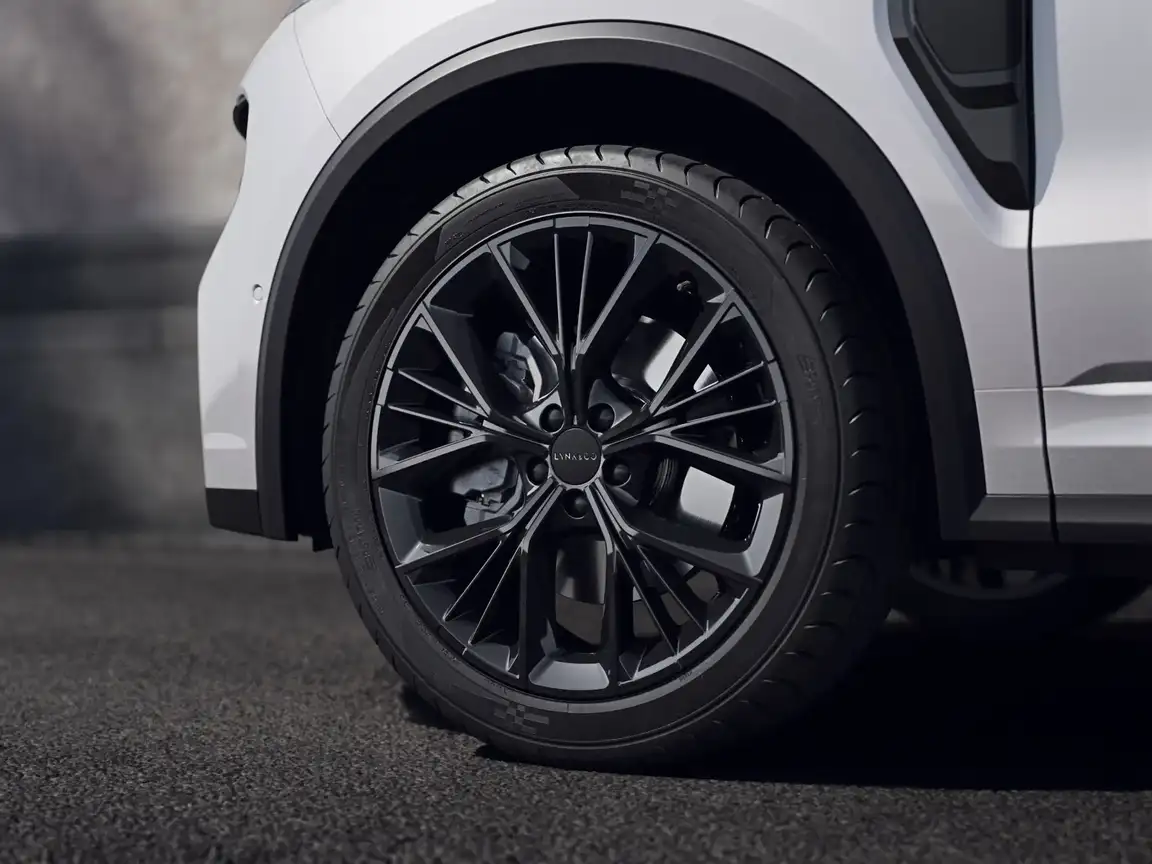 LYNK & CO 01