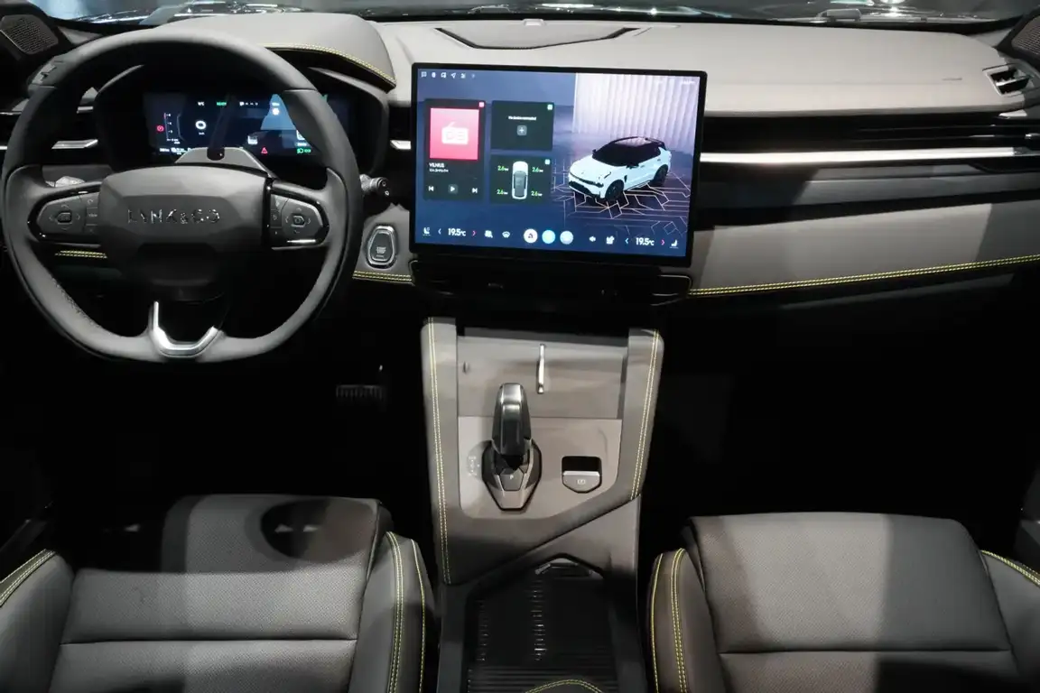 LYNK & CO 01