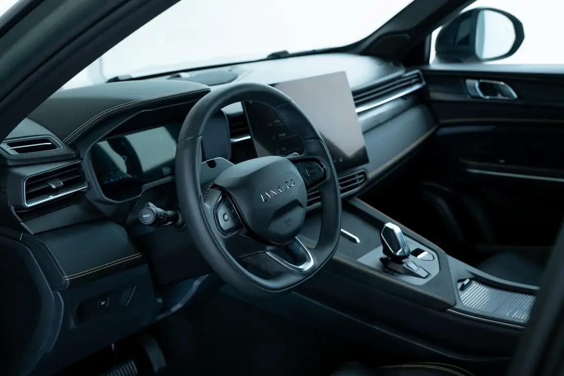 LYNK & CO 01