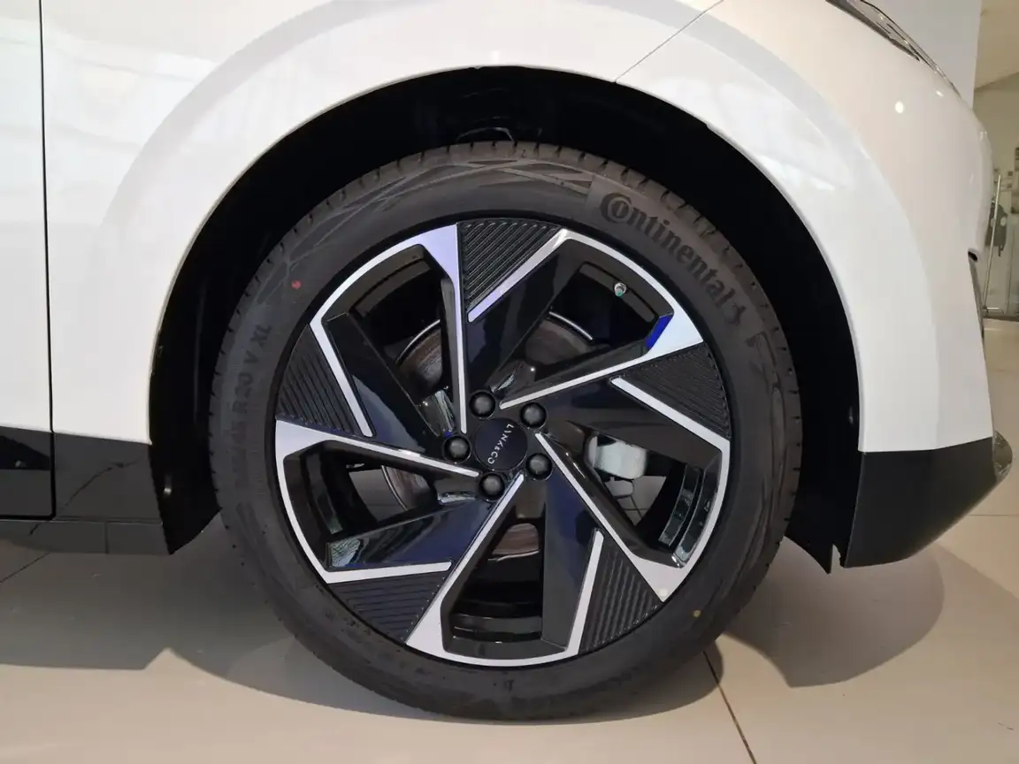 LYNK & CO 02