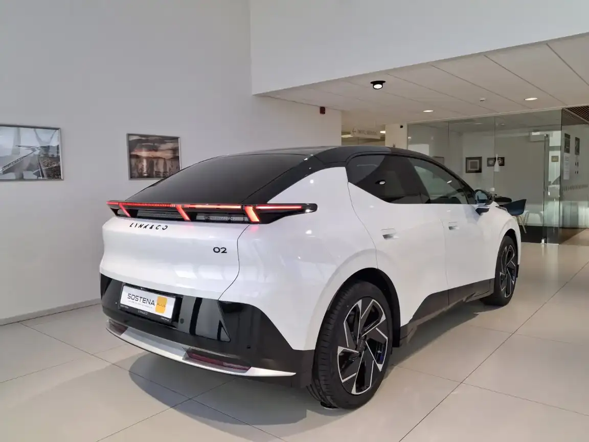 LYNK & CO 02