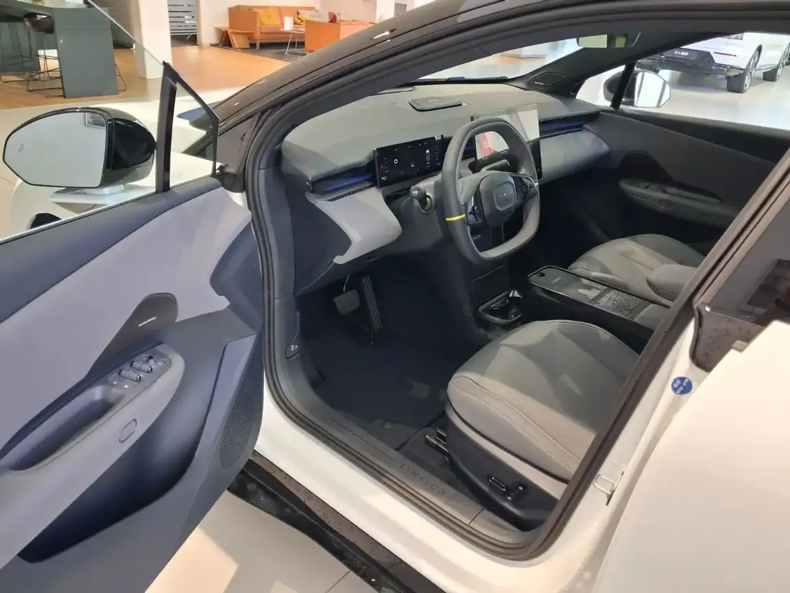 LYNK & CO 02