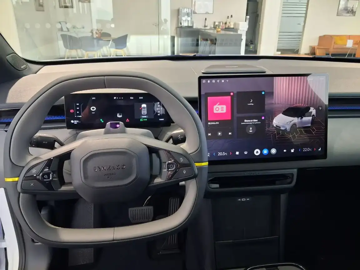 LYNK & CO 02