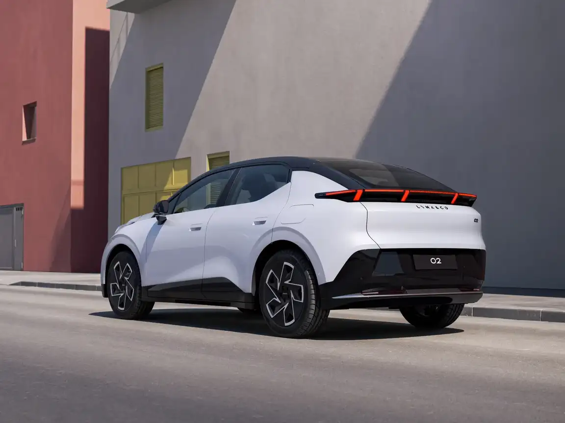 LYNK & CO 02