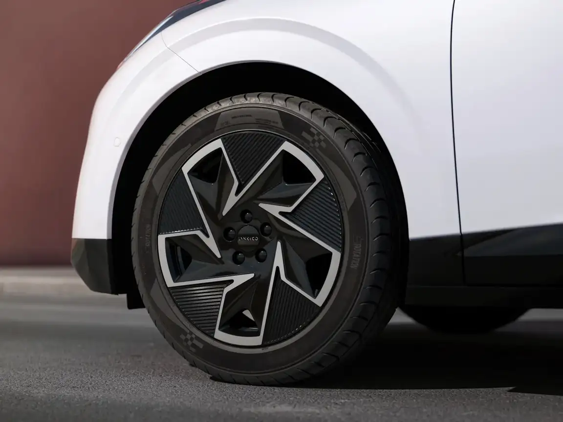 LYNK & CO 02