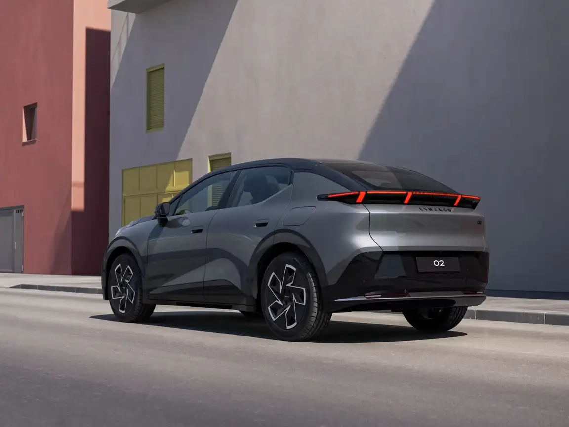 LYNK & CO 02