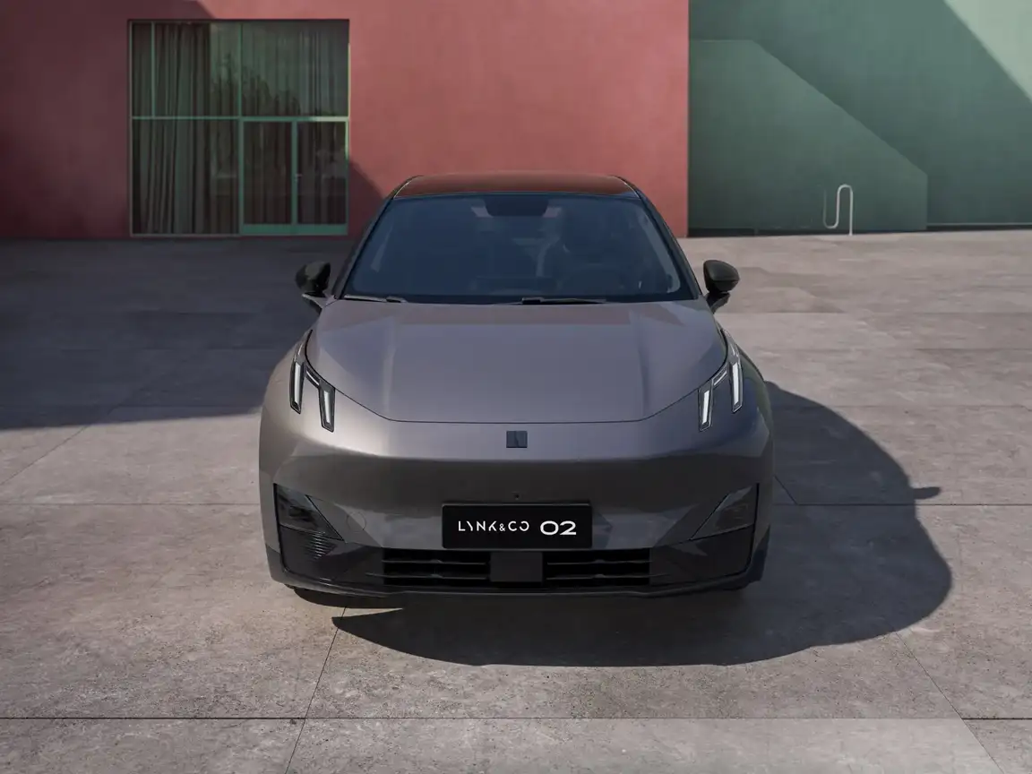 LYNK & CO 02