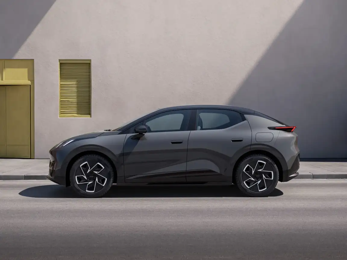 LYNK & CO 02