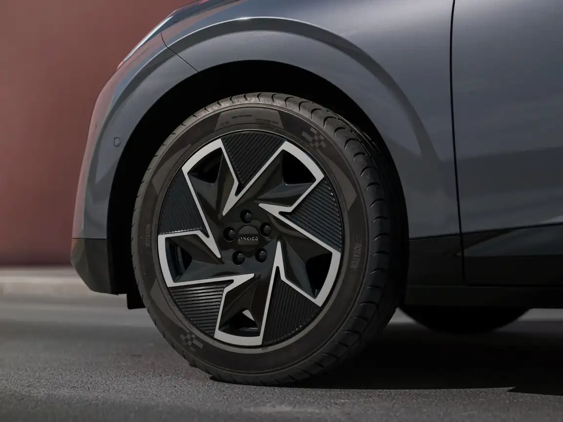 LYNK & CO 02