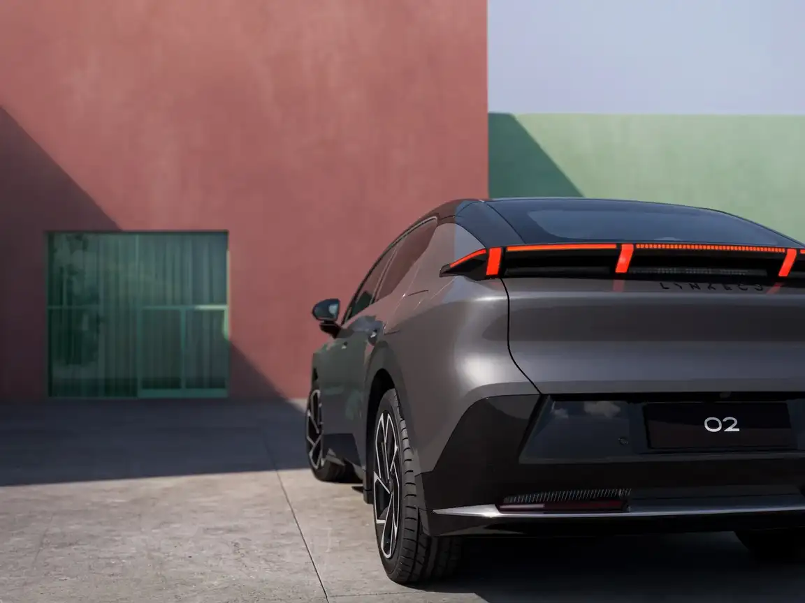 LYNK & CO 02