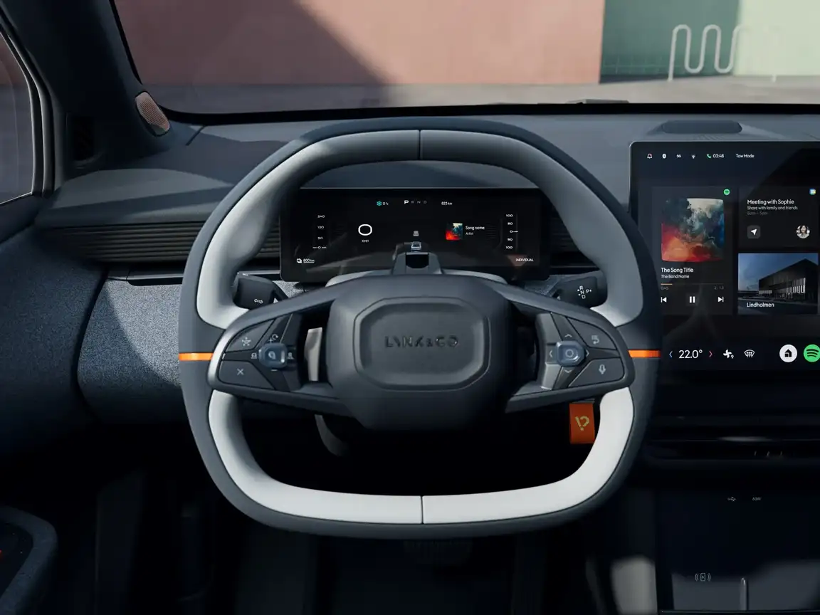 LYNK & CO 02