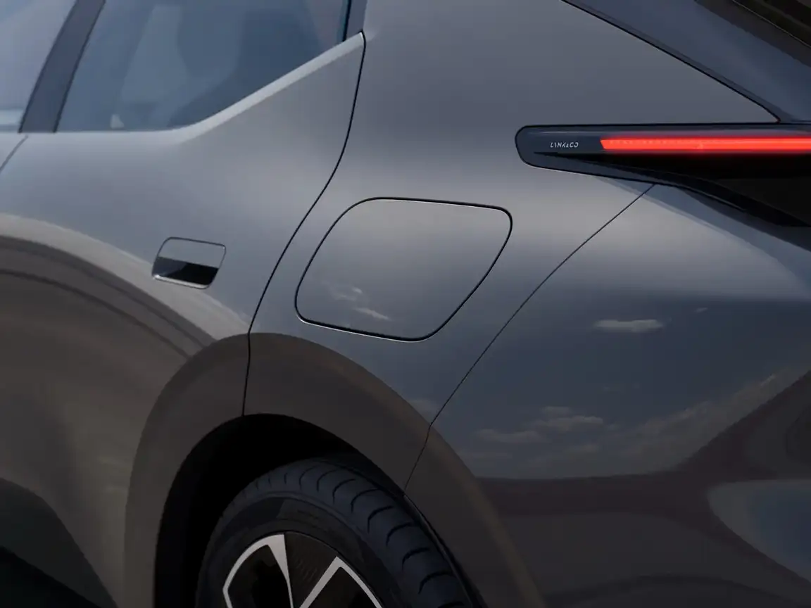 LYNK & CO 02