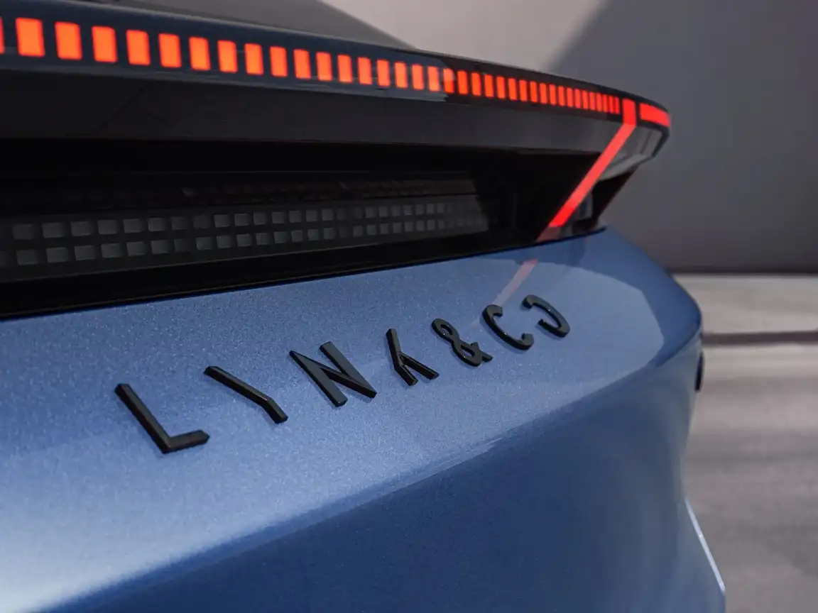 LYNK & CO 02