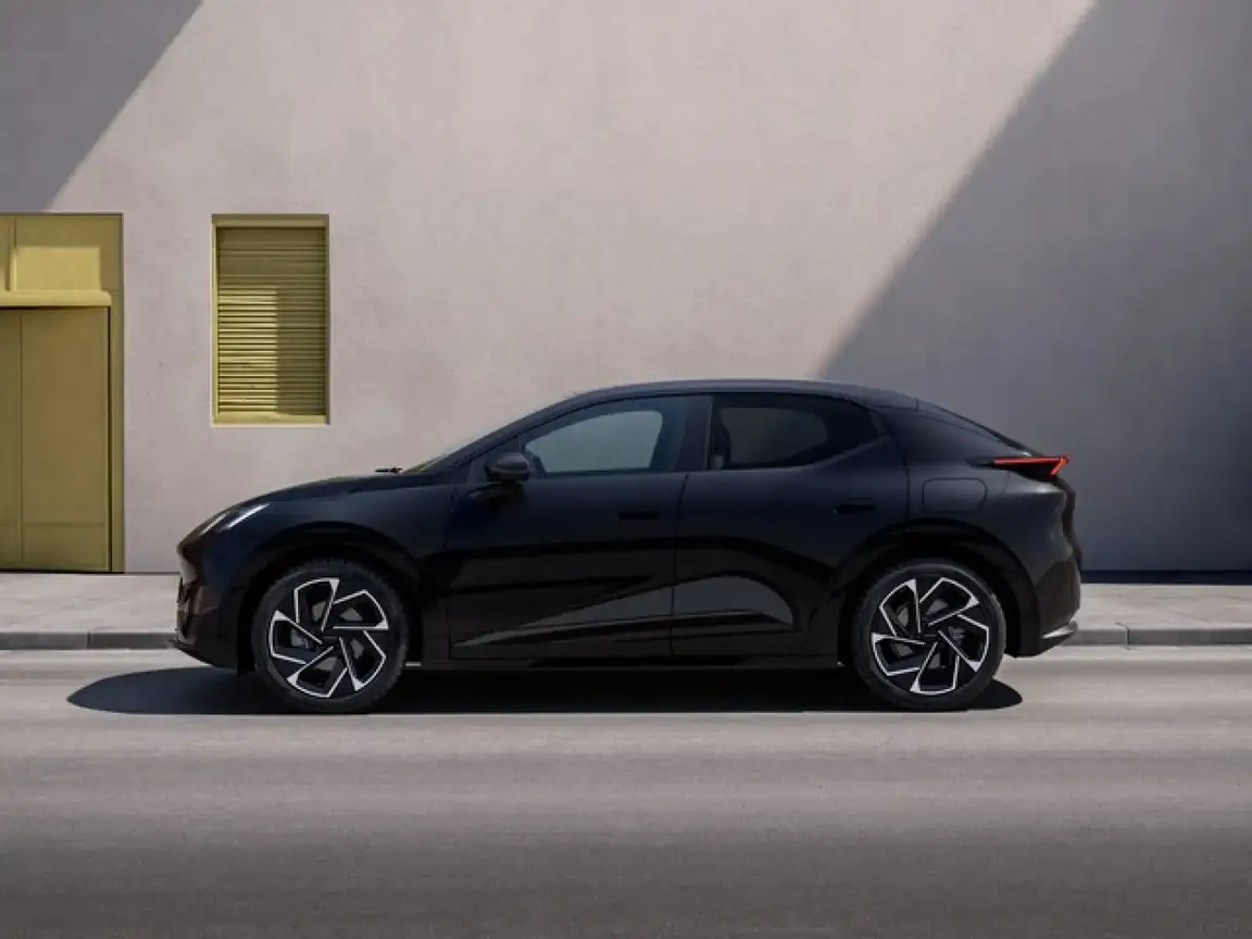 LYNK & CO 02
