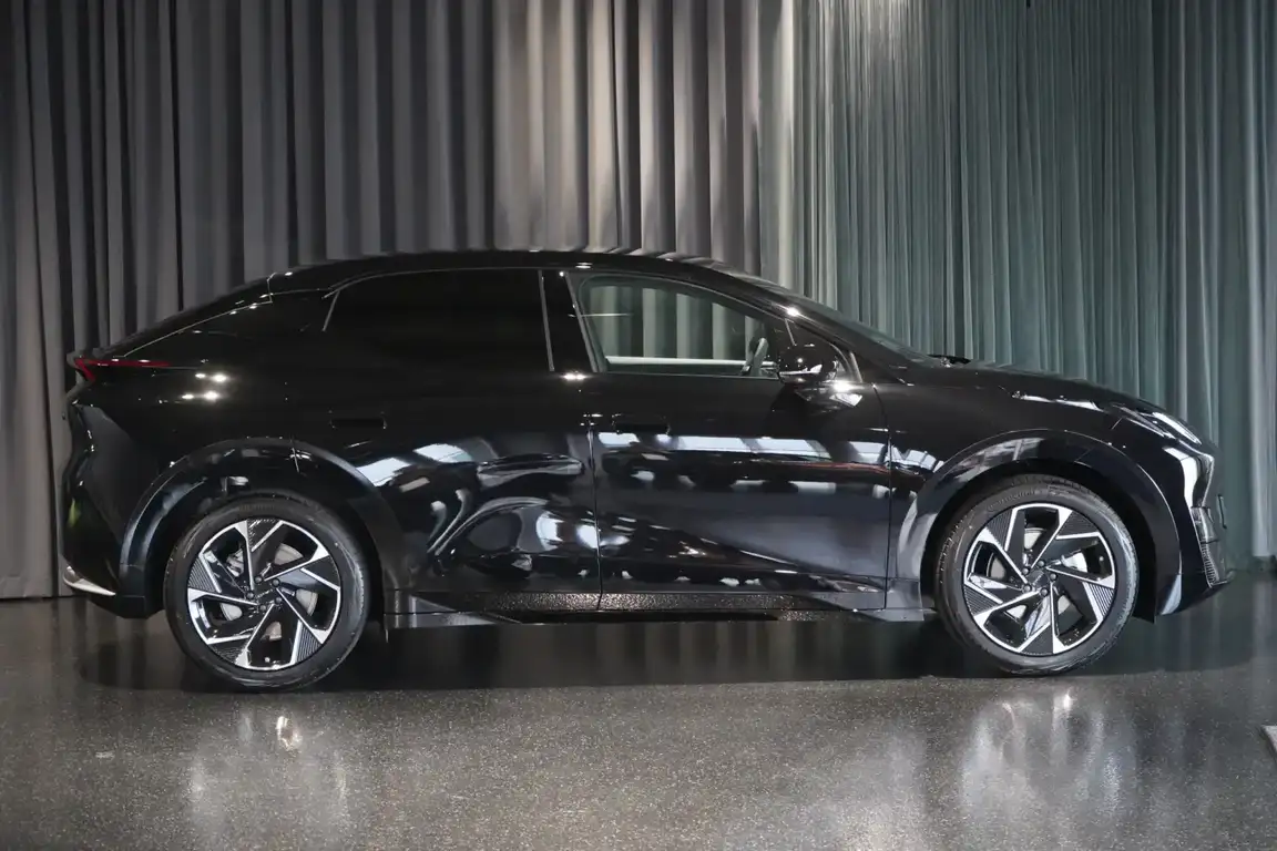 LYNK & CO 02