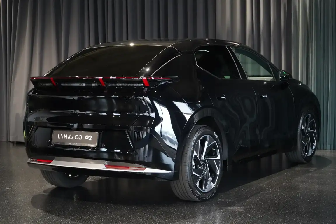 LYNK & CO 02